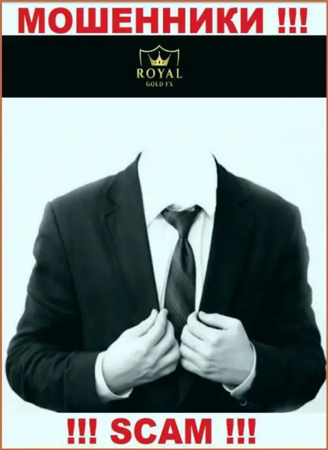На онлайн-сервисе RoyalGold FX нет никакой информации о руководителях организации